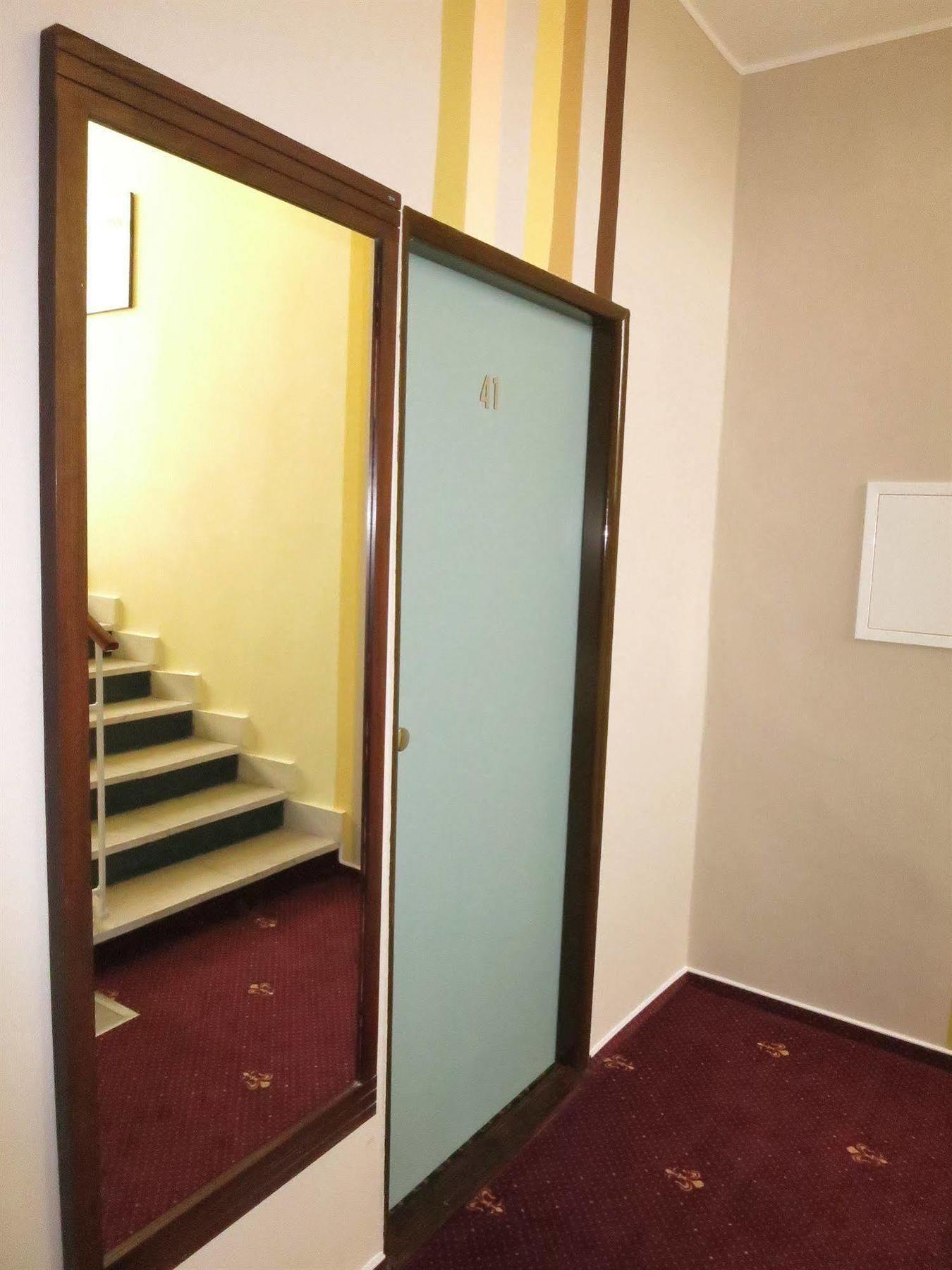 Hotel Mira Inn Прага Экстерьер фото