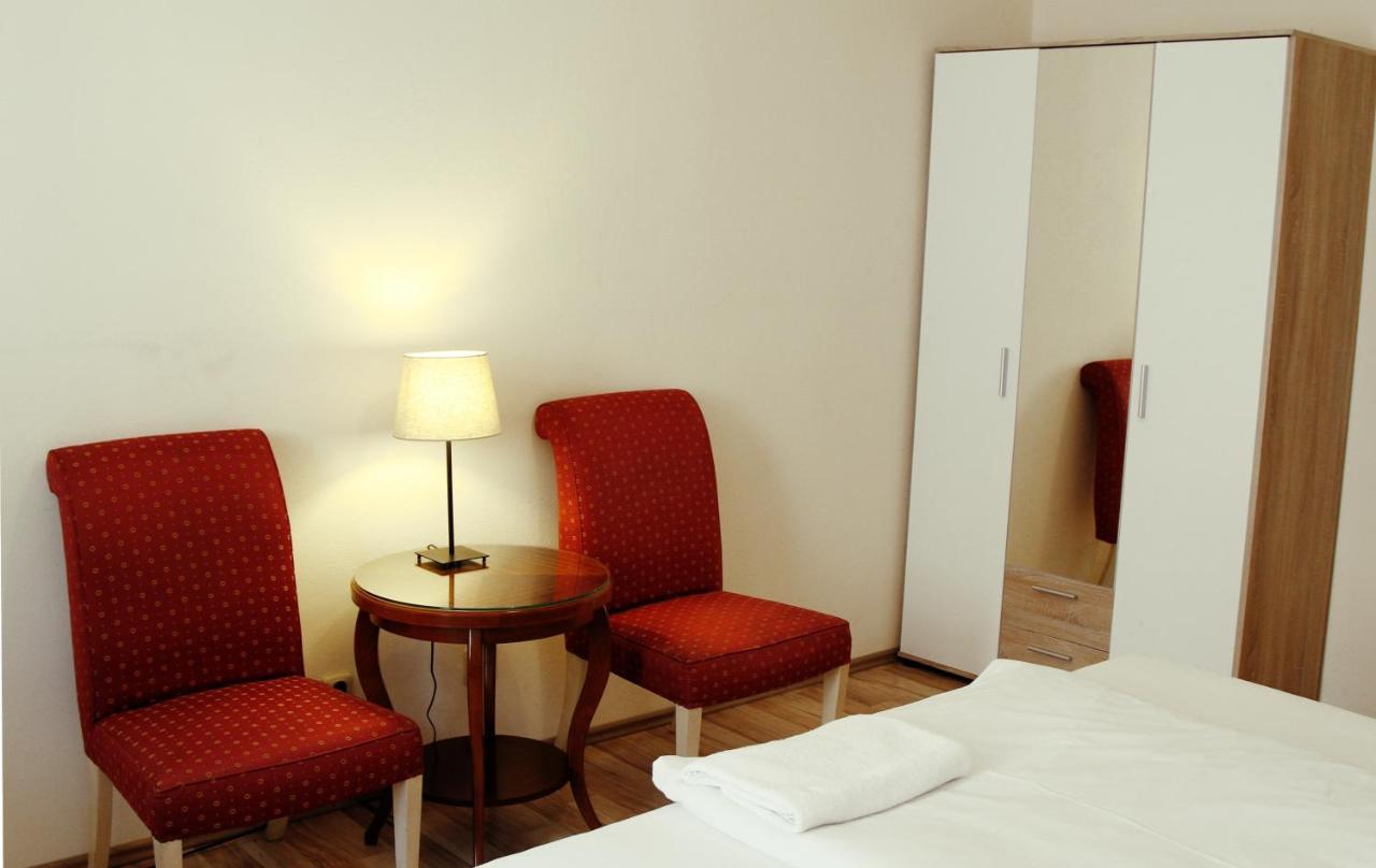 Hotel Mira Inn Прага Экстерьер фото