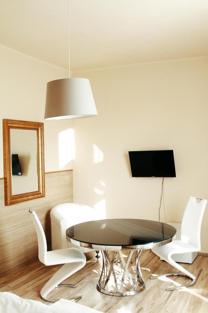 Hotel Mira Inn Прага Экстерьер фото