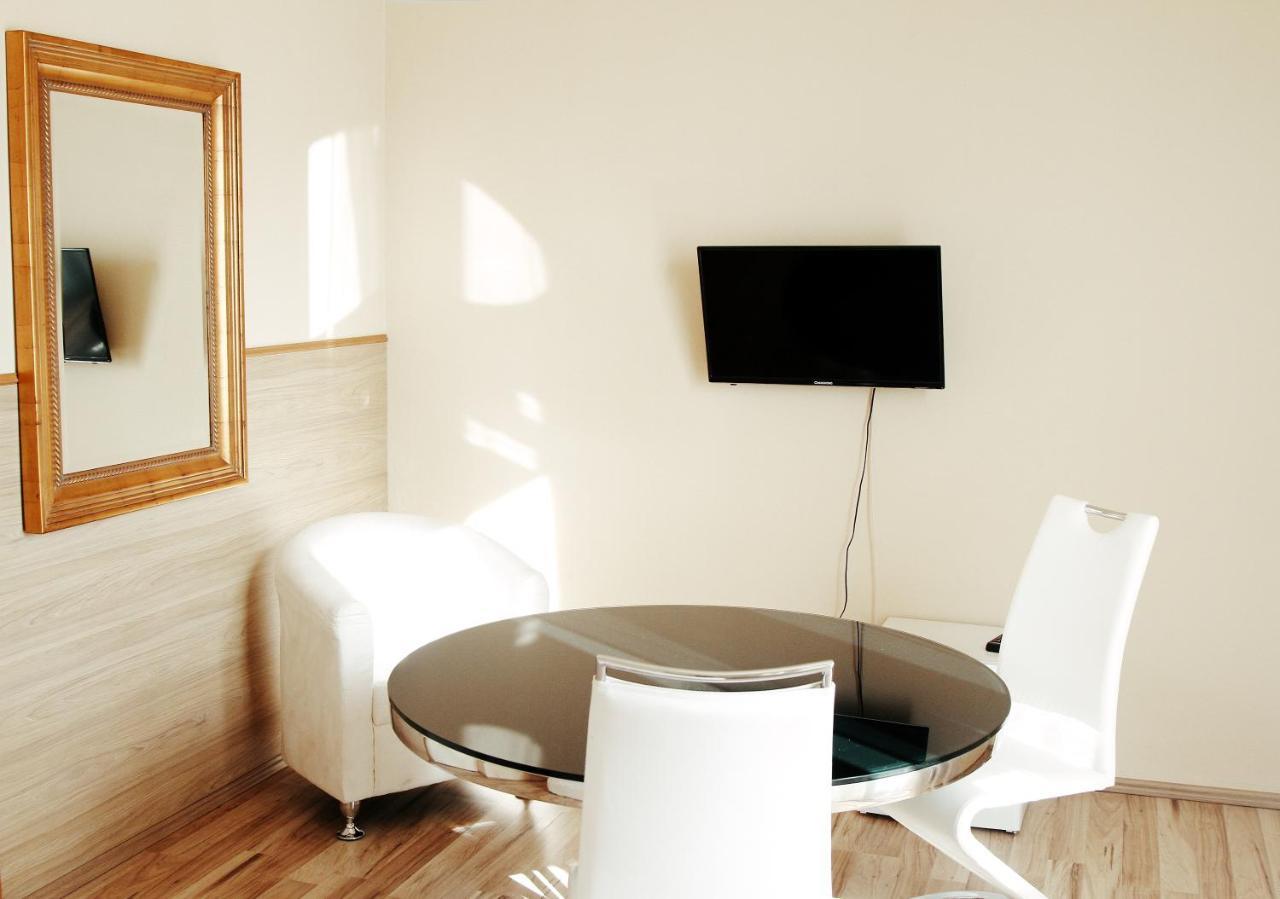 Hotel Mira Inn Прага Экстерьер фото